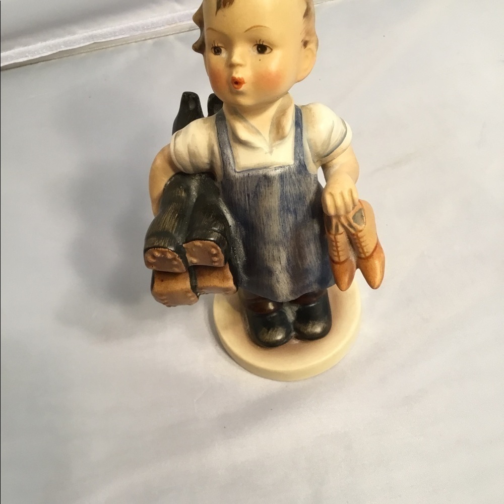 Goebel HUMMEL TMK1FIGURINE #143 BOY WITH THE BOOTS & SHOES‎